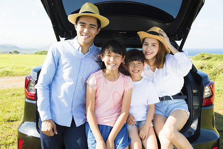 父亲孩子摄影照片_幸福的家庭享受道路旅行和夏季度假