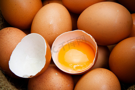 破碎的鸡蛋和蛋黄