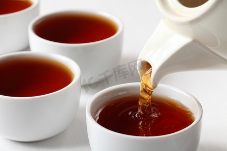 你也喝杯茶吧摄影照片_茶杯子和浇注红茶.