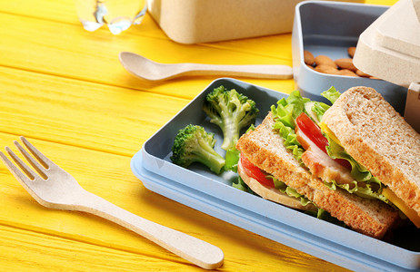 健康食品的午餐盒三明治特写