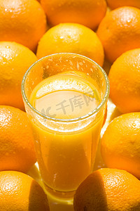 水果新鲜不新鲜摄影照片_橙汁