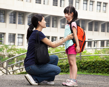 回 school.happy 亚洲母亲与女儿在学校