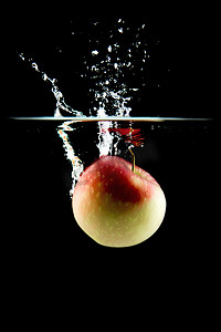 落在水中的苹果