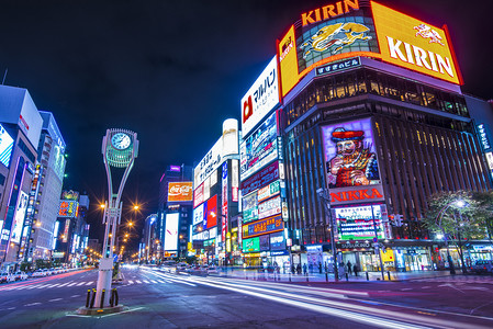 交通标志摄影照片_札幌的灯光璀璨的夜晚生活区