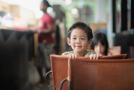 儿童韩文摄影照片_亚洲儿童在一个老式的咖啡馆