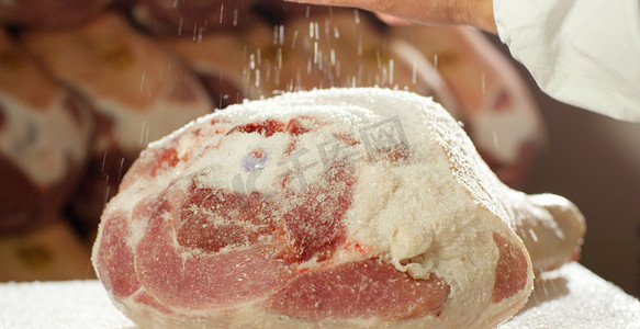 猪培根摄影照片_慢动作腌制的帕尔玛火腿专业和传统的历史和文化的真正健康的食品