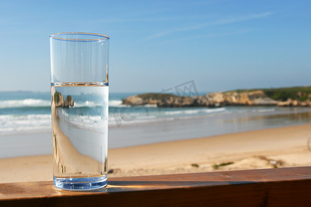 杯水，在海滩上的视图