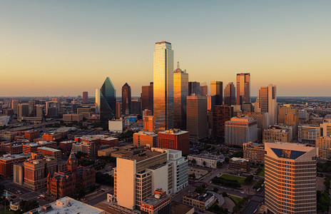 高层成市摄影照片_在日落时，美国德克萨斯州达拉斯市市容