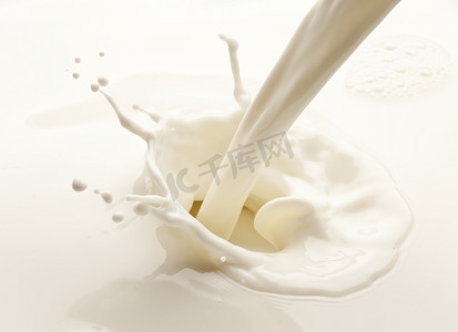 牛奶手撕面包摄影照片_飞溅的牛奶