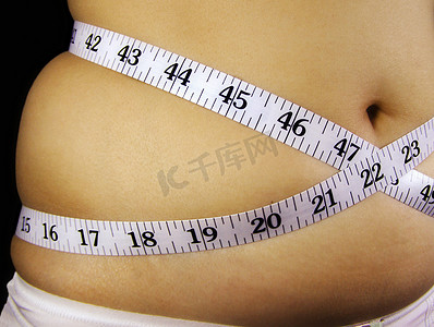 测量体重摄影照片_用卷尺胖腰