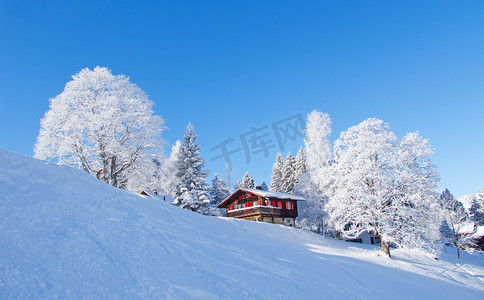 雪屋顶摄影照片_冬季度假屋