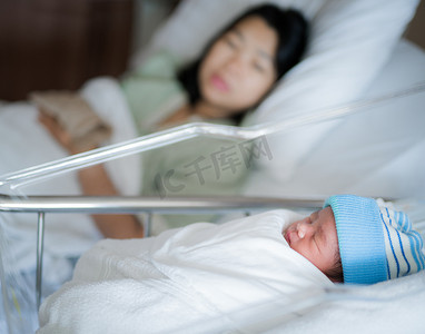 新出生的婴儿只是什么送货睡眠与他的母亲