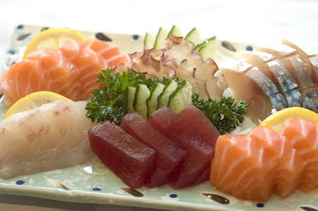 吃鱼摄影照片_日本食品、 生鱼、 金枪鱼、 三文鱼、 细节，板上