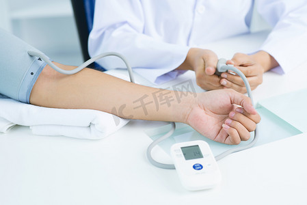 医疗科摄影照片_医生正在为病人检查血压