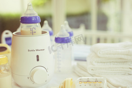 瓶温暖和婴儿食品温暖与副本空间