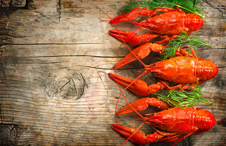 新品上摄影照片_放在木纹桌面上的红色水煮小龙虾