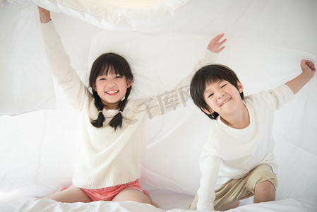 愉快地摄影照片_儿童在床上愉快地玩耍