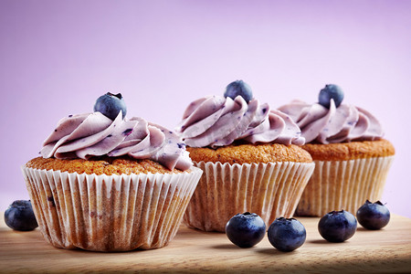 蓝色蛋糕摄影照片_蓝莓蛋糕