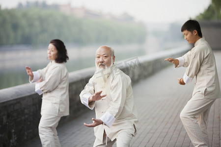 美境禅意摄影照片_在室外练太极的人健身运动