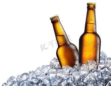 冰块方块摄影照片_两瓶冰啤酒
