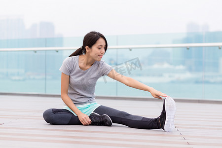 香港回归了摄影照片_在室外伸展的运动型女人