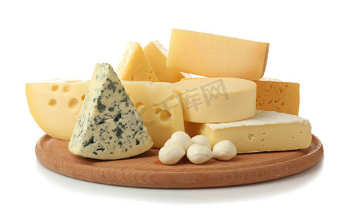 各式各样的奶酪在木板上 