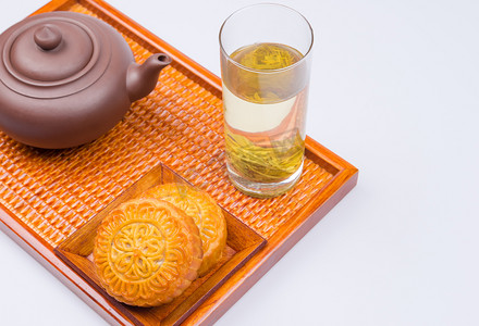 中秋节投壶摄影照片_月饼和茶，中国中期秋天节日食品.