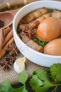 赤褐色摄影照片_鸡蛋和猪肉的赤褐色的酱汁，泰国菜，炖蛋
