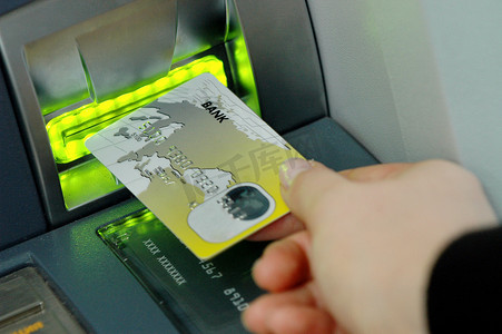 交易摄影照片_将信用卡插入到银行取钱的机器.