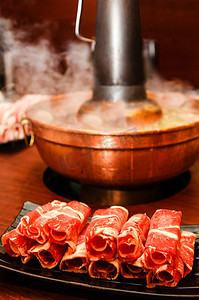火锅涮肉摄影照片_热气腾腾的火锅涮涮锅美食