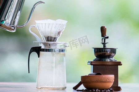 把热水倒进咖啡过滤器.