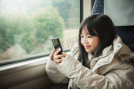 小小的亚洲女孩微笑着，共享社会媒体智能 ph 值