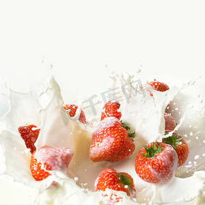 雾红摄影照片_红草莓果实落入牛奶