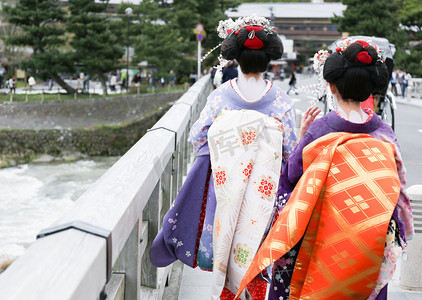 在岚山，一座桥上行走的两个艺妓日本