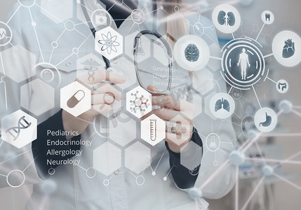 科技和医疗摄影照片_科技医学医生和虚拟计算机接口