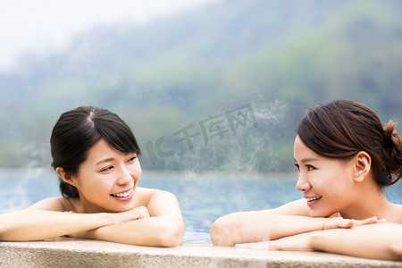 美容养生人物形象幸福的年轻女人在温泉中休息
