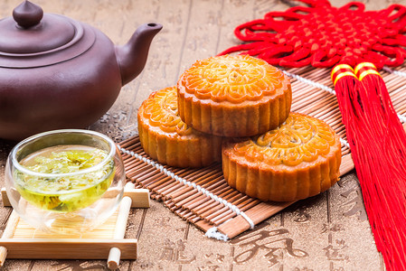 甜月饼摄影照片_中国的传统节日，中秋节月饼和茶