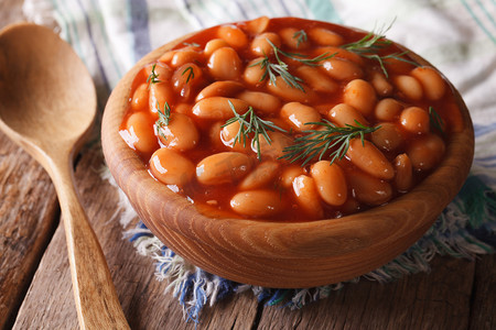 威力摄影照片_白豆，番茄汁在一个木碗