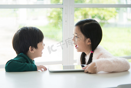 日本儿童摄影照片_亚洲儿童快乐居家生活