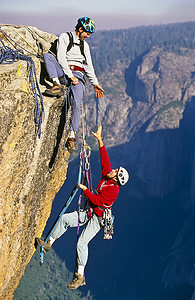 极限攀岩摄影照片_攀岩团队达成首脑会议.