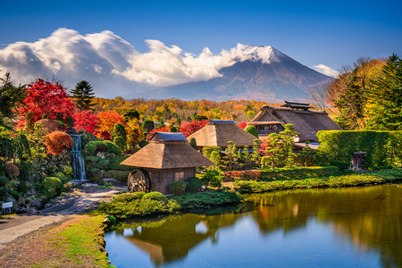 农村房屋摄影照片_富士山和传统的村庄