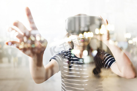 虚拟现实现实摄影照片_二次曝光的女人使用虚拟现实耳机
