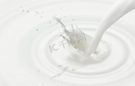 牛奶飞溅摄影照片_倒牛奶创建波纹波和飞溅