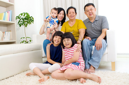快乐的亚洲家庭