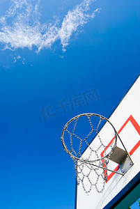 篮球站立在蓝蓝的天空下
