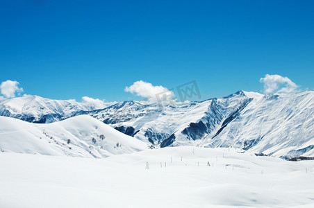 指甲油摄影照片_冬天大雪下的高山