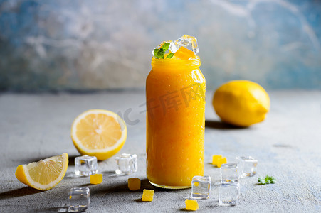 背景橙摄影照片_柠檬和薄荷片冷却橙果酱
