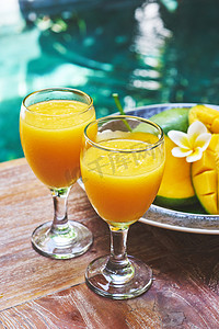 芒果汁摄影照片_杯新鲜热带思慕雪或芒果汁