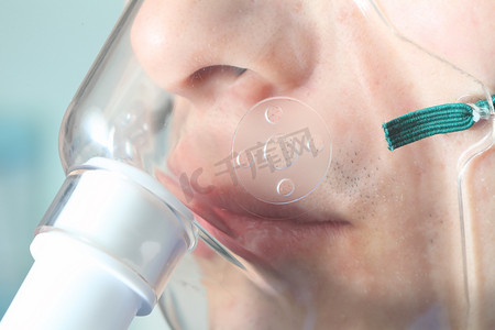 电子医疗器摄影照片_病人使用氧气面罩呼吸