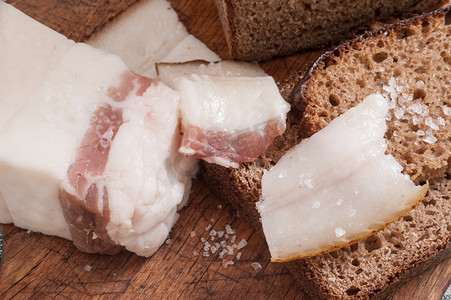 火腿切片摄影照片_盐腌的猪油与面包